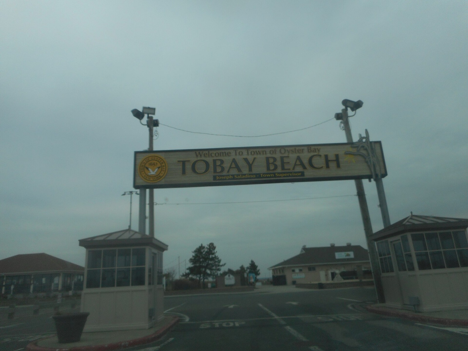 Overhead welcome banner at the entrance to Tobay Beach