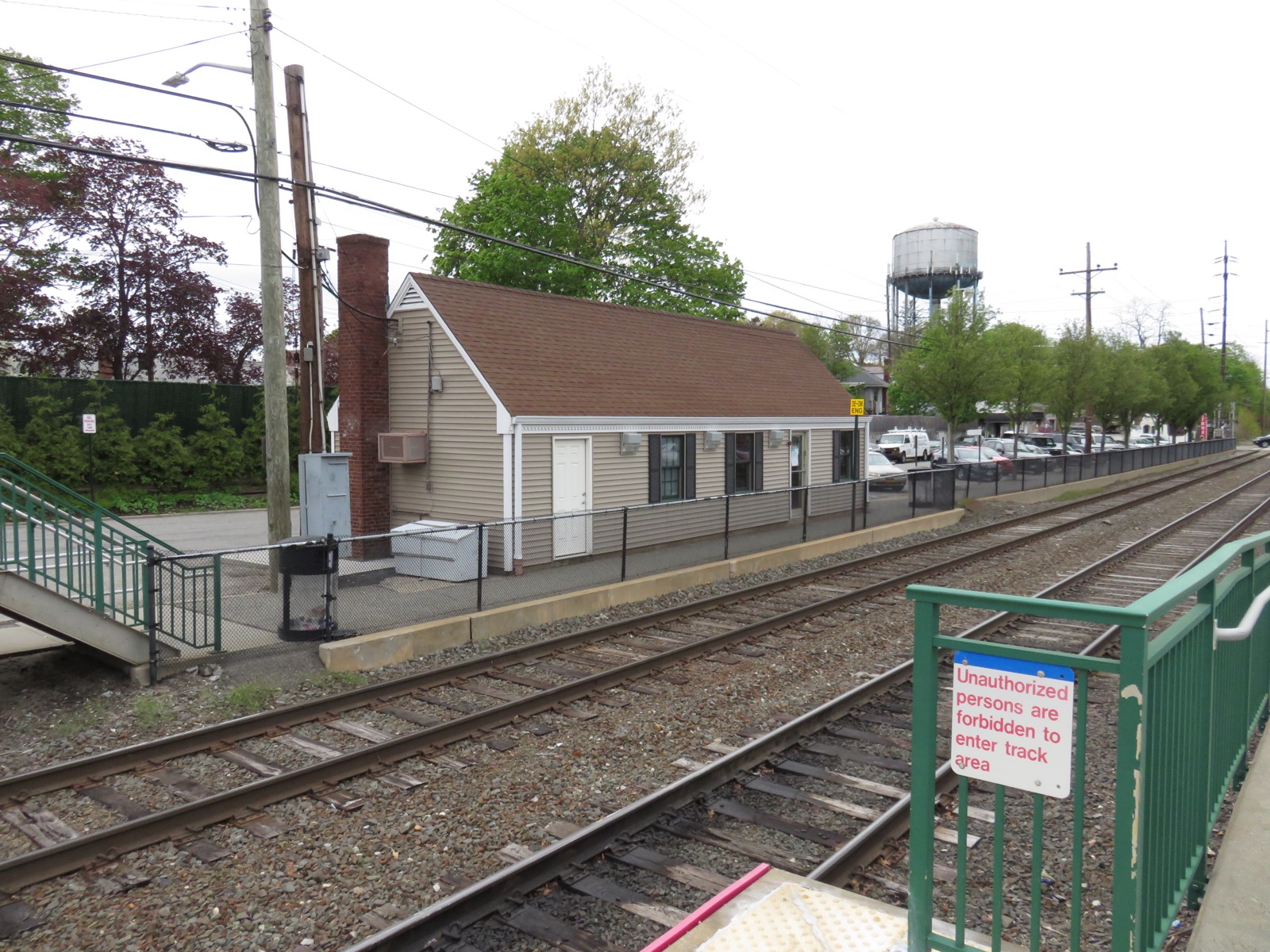 Glen Head LIRR station platform and building