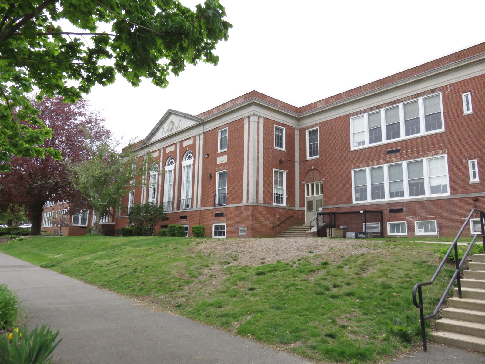 Glen Head school building