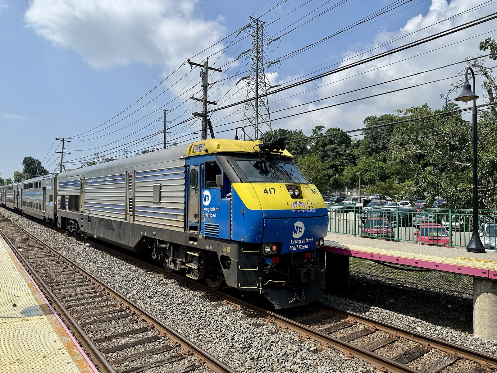 LIRR train 521 bound for Jamaica at the Roslyn station platform