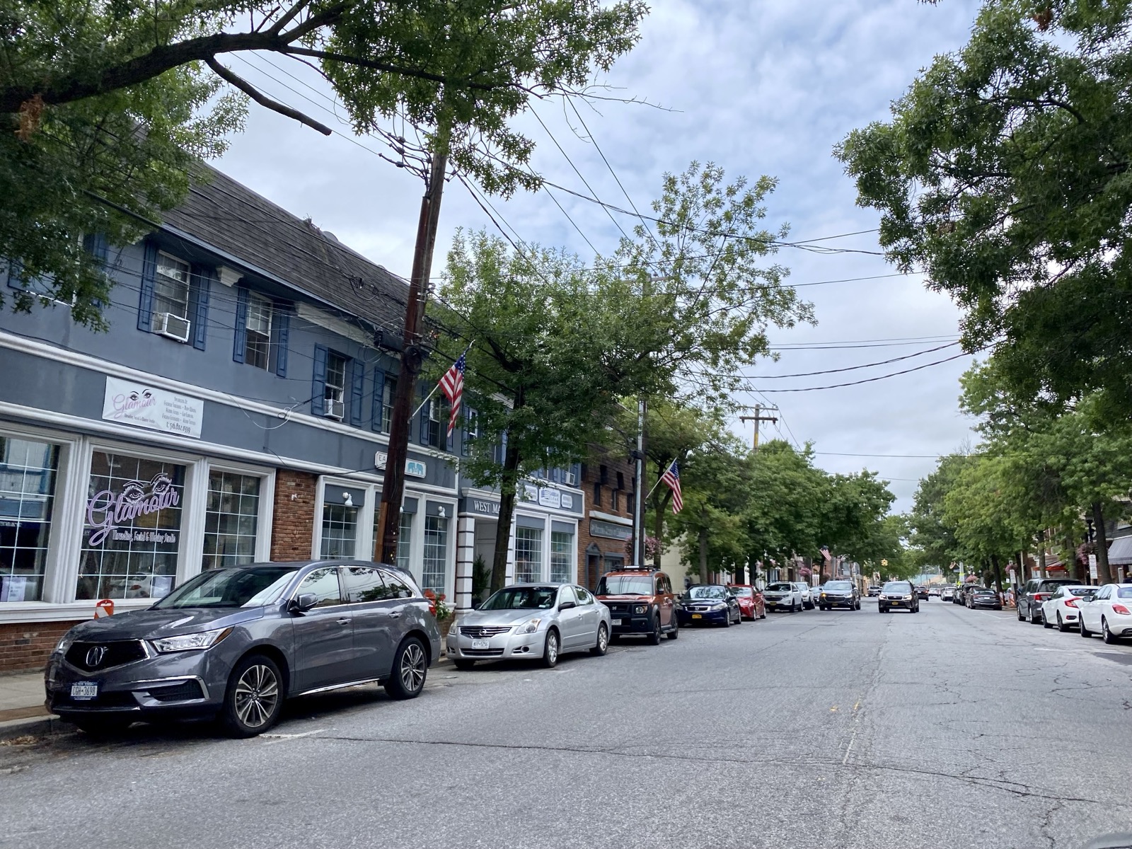 Downtown Oyster Bay street and storefronts