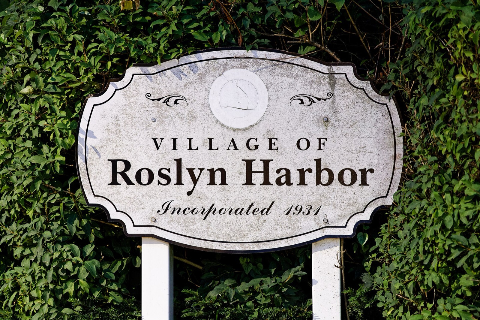 Village of Roslyn Harbor road sign
